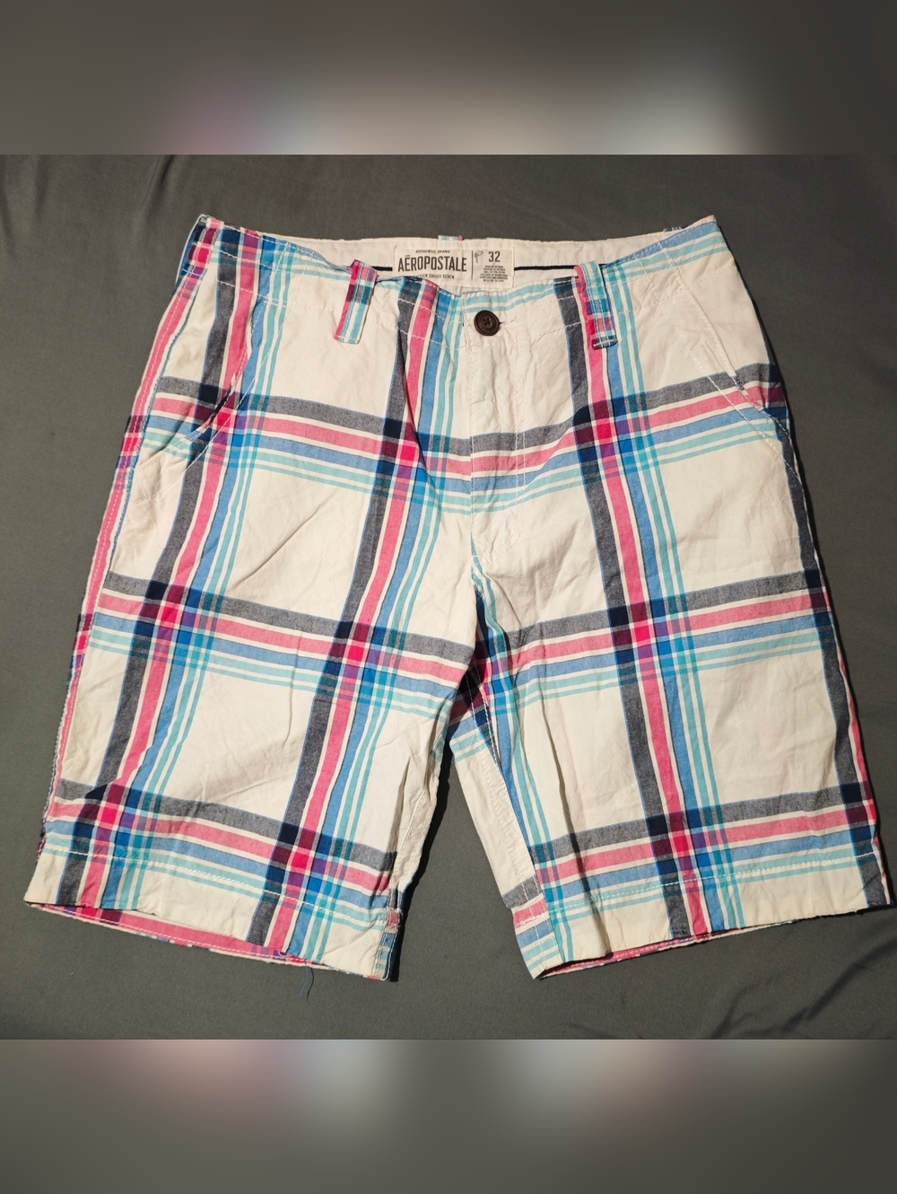 Aeropostale Men's Flat Front Plaid Bermuda Shorts Cream / Blue / Pink Size 32